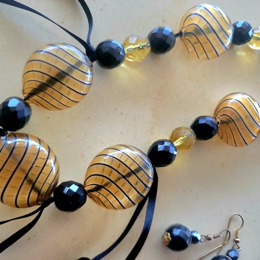 Beautiful Venetian Murano Gold Glass Black Beaded Statement Necklace  Up to 30" - Picture 3 of 5